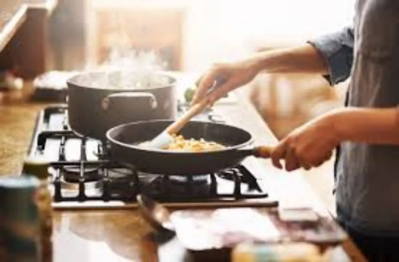 Come eliminare l’odore di frittura in casa in pochi minuti: il trucco che usano nei ristoranti Come eliminare l’odore di frittura in casa in pochi minuti: il trucco che usano nei ristoranti