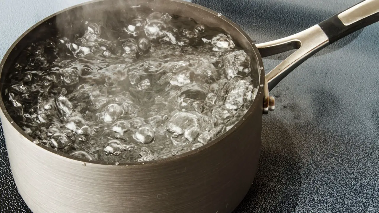 Come pulire il forno senza candeggina: il trucco dell’acqua calda Come pulire il forno senza candeggina: il trucco dell’acqua calda