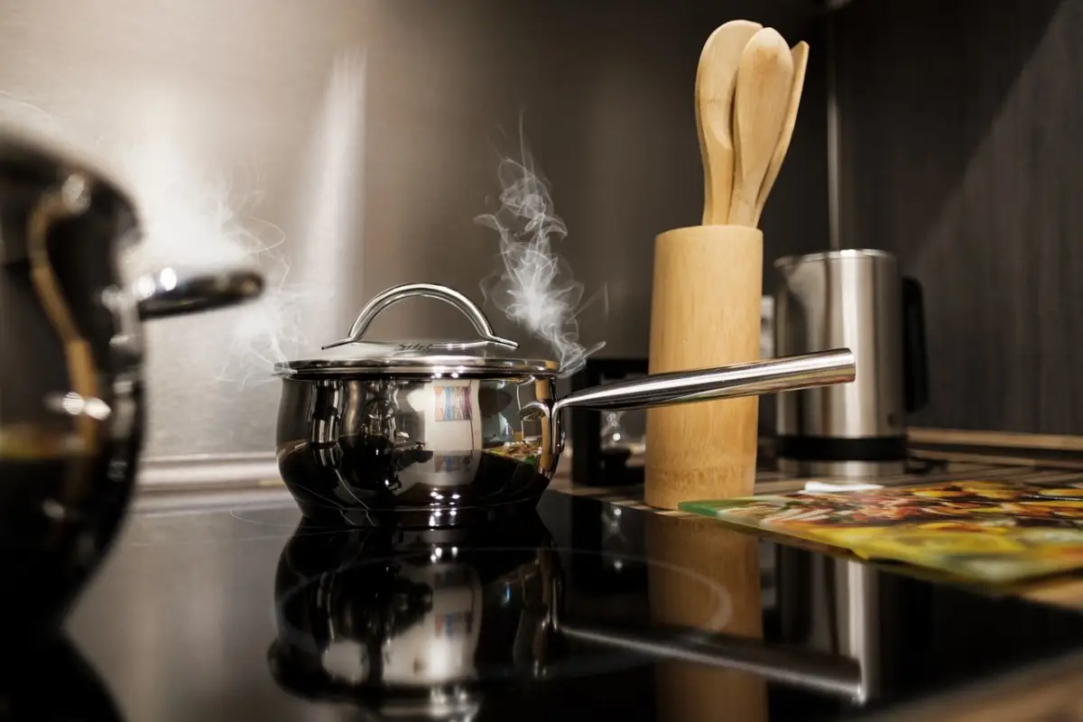 Risparmiare energia in cucina: 7 gesti che tagliano la bolletta di giugno Risparmiare energia in cucina: 7 gesti che tagliano la bolletta di giugno