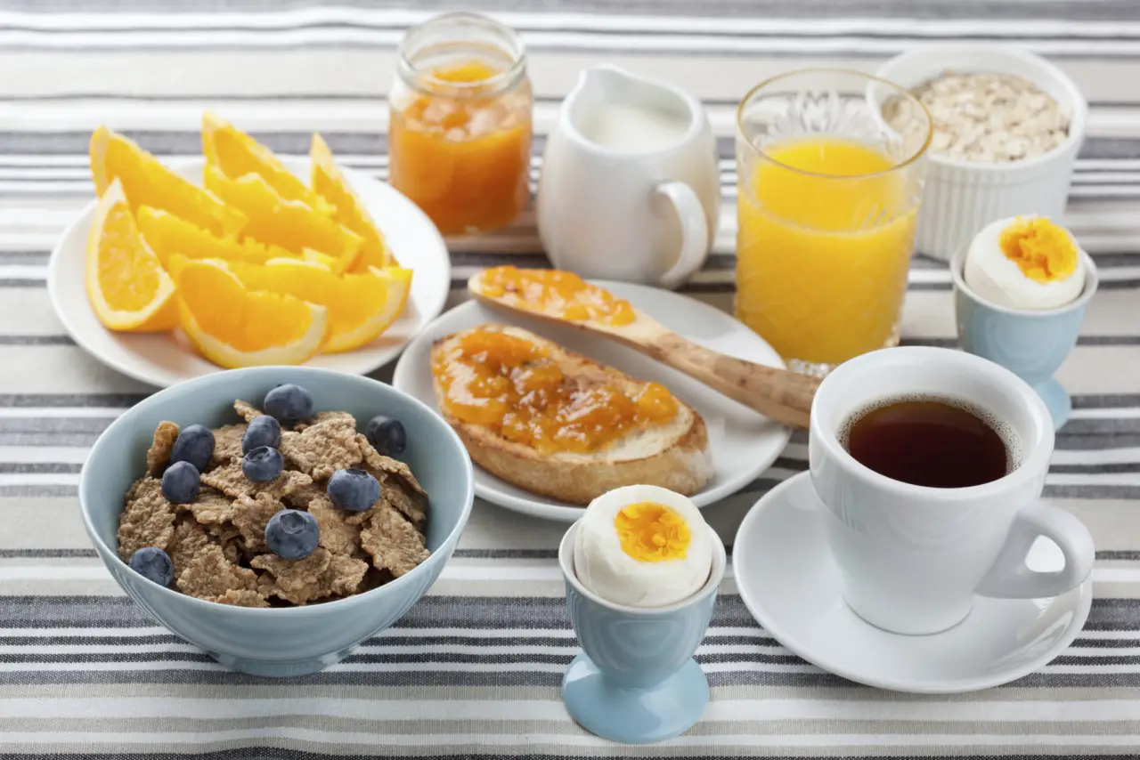 Colazione per pancia piatta: cosa scegliere e cosa evitare secondo gli esperti Colazione per pancia piatta: cosa scegliere e cosa evitare secondo gli esperti