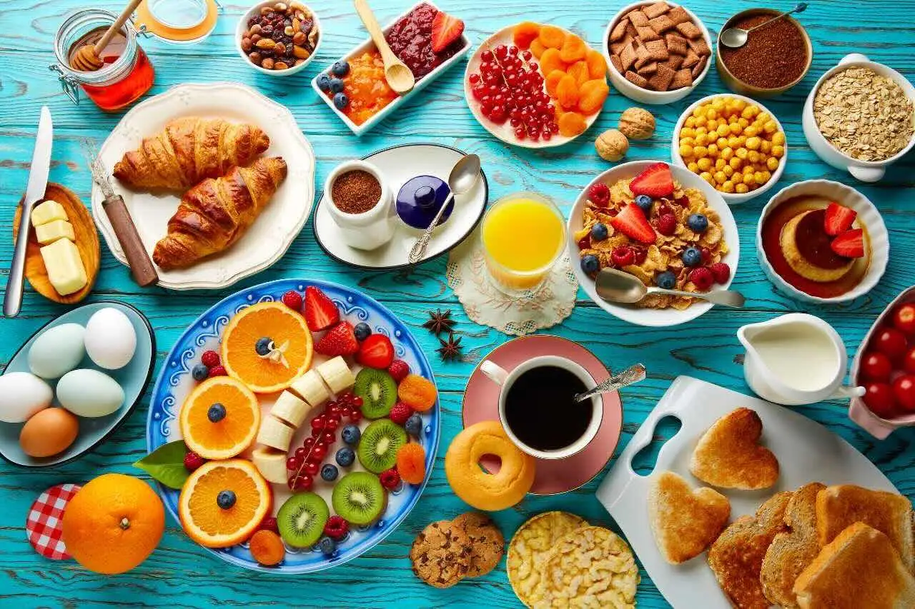 Colazione per pancia piatta: cosa scegliere e cosa evitare secondo gli esperti Colazione per pancia piatta: cosa scegliere e cosa evitare secondo gli esperti