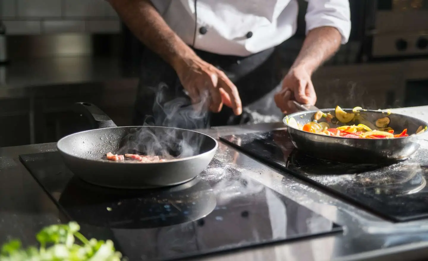 Come eliminare l’odore di frittura in casa in pochi minuti: il trucco che usano nei ristoranti Come eliminare l’odore di frittura in casa in pochi minuti: il trucco che usano nei ristoranti