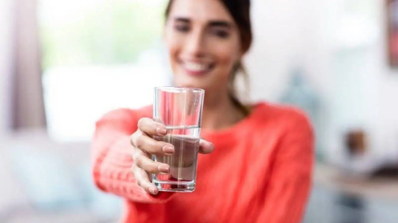 Orari migliori per bere acqua se hai problemi di ritenzione Orari migliori per bere acqua se hai problemi di ritenzione