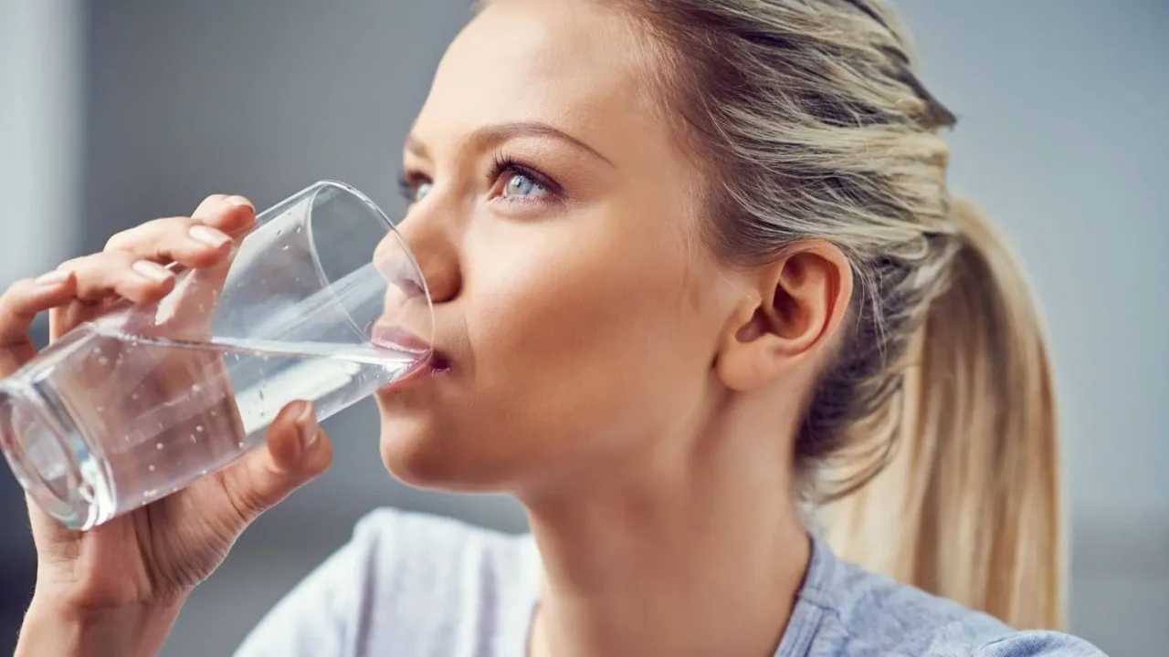Orari migliori per bere acqua se hai problemi di ritenzione Orari migliori per bere acqua se hai problemi di ritenzione