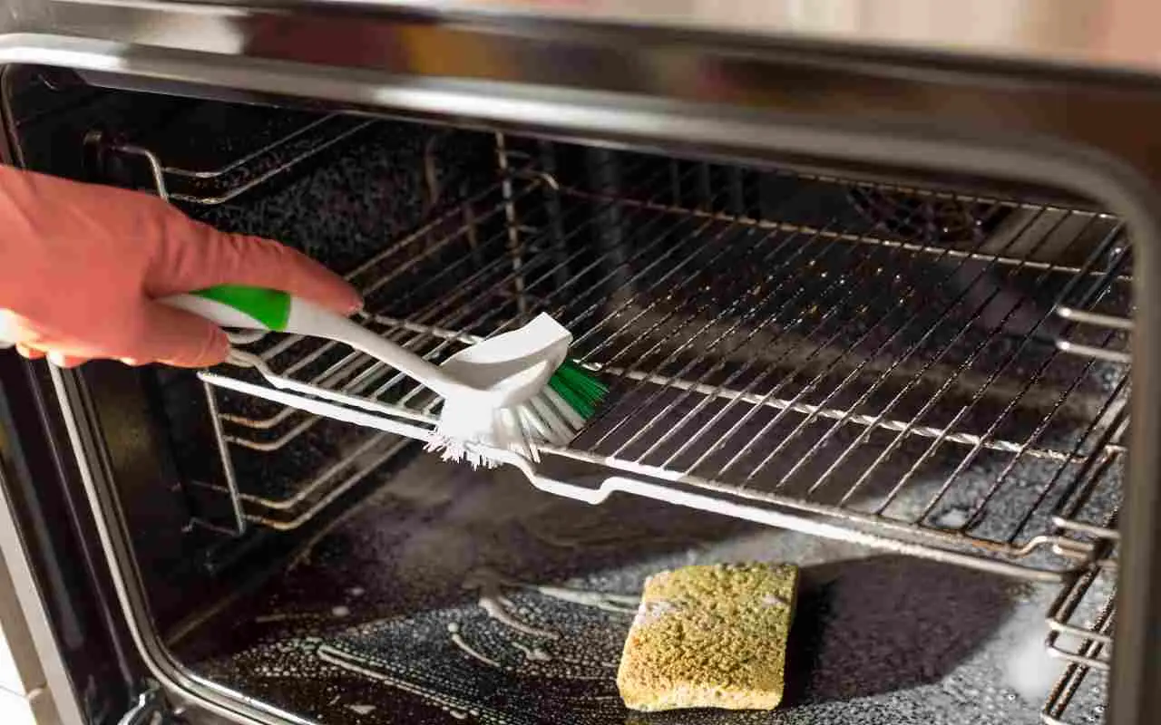 Come pulire il forno senza candeggina: il trucco dell’acqua calda Come pulire il forno senza candeggina: il trucco dell’acqua calda