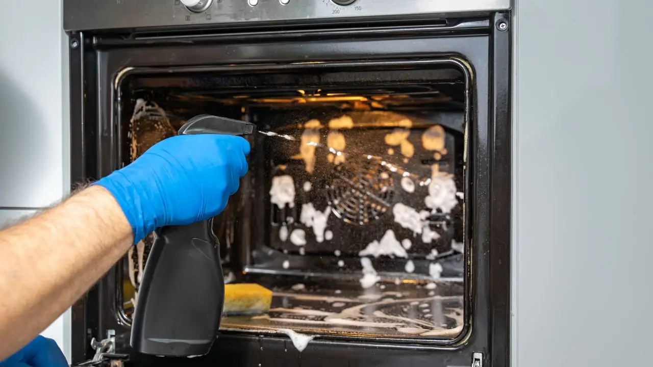 Come pulire il forno senza candeggina: il trucco dell’acqua calda Come pulire il forno senza candeggina: il trucco dell’acqua calda
