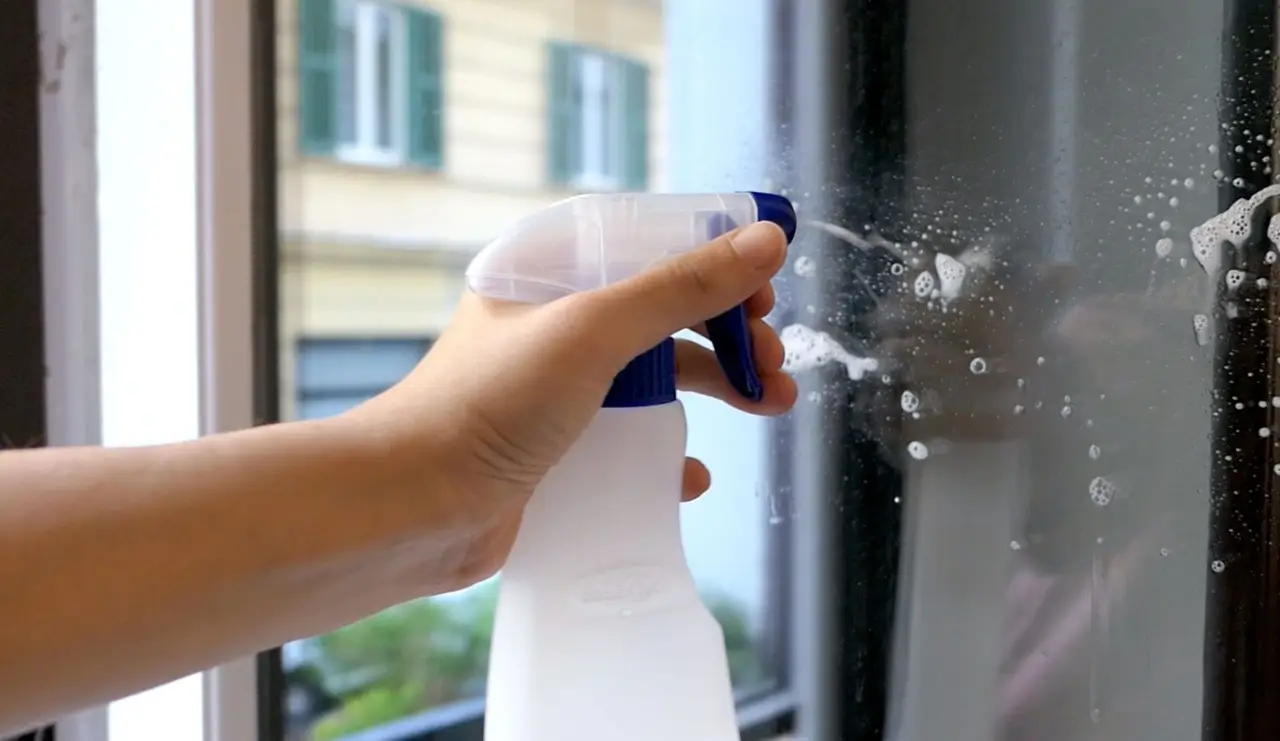 Il segreto dei vetri anti-pioggia? Un mix casalingo che dura 48 ore Il segreto dei vetri anti-pioggia? Un mix casalingo che dura 48 ore