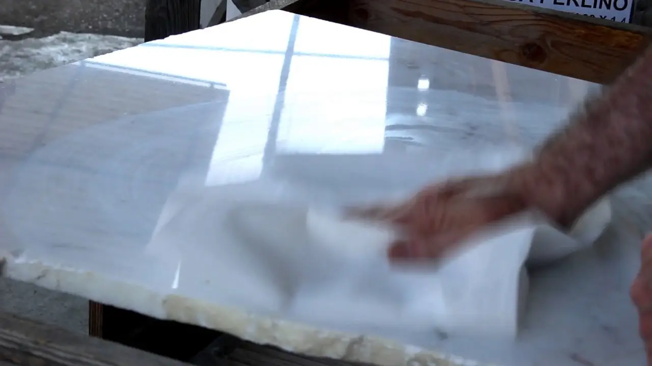 Il trucco del sale grosso per levigare graffi su piano in marmo Il trucco del sale grosso per levigare graffi su piano in marmo