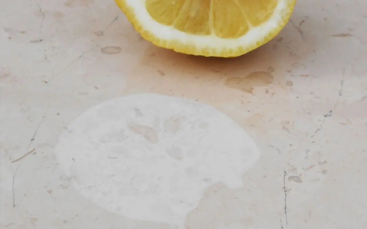 Il trucco del sale grosso per levigare graffi su piano in marmo Il trucco del sale grosso per levigare graffi su piano in marmo
