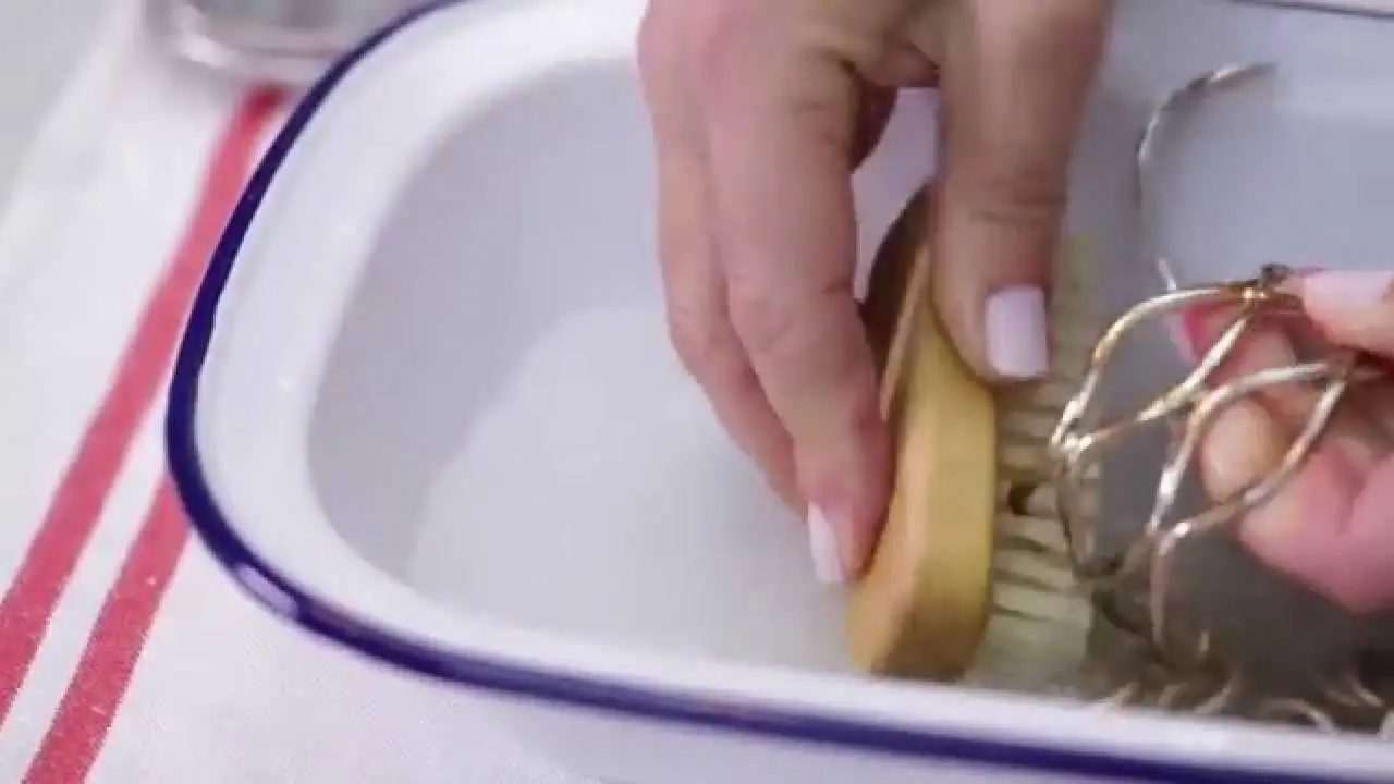 Come eliminare la polvere dagli oggetti di ceramica con un pennello asciutto Come eliminare la polvere dagli oggetti di ceramica con un pennello asciutto