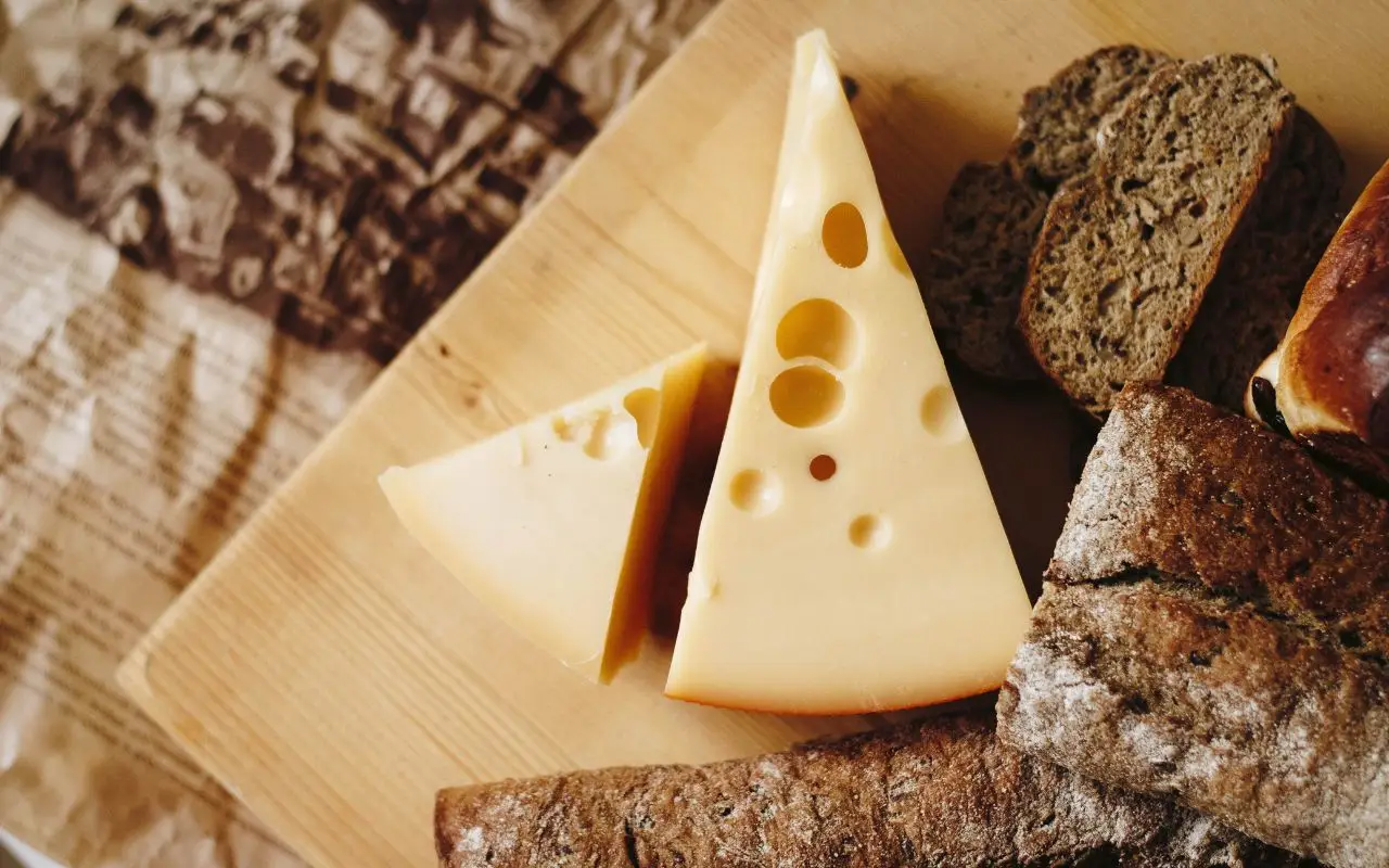 Formaggi freschi: perché evitarli la sera può aiutare a prevenire la pesantezza Formaggi freschi: perché evitarli la sera può aiutare a prevenire la pesantezza