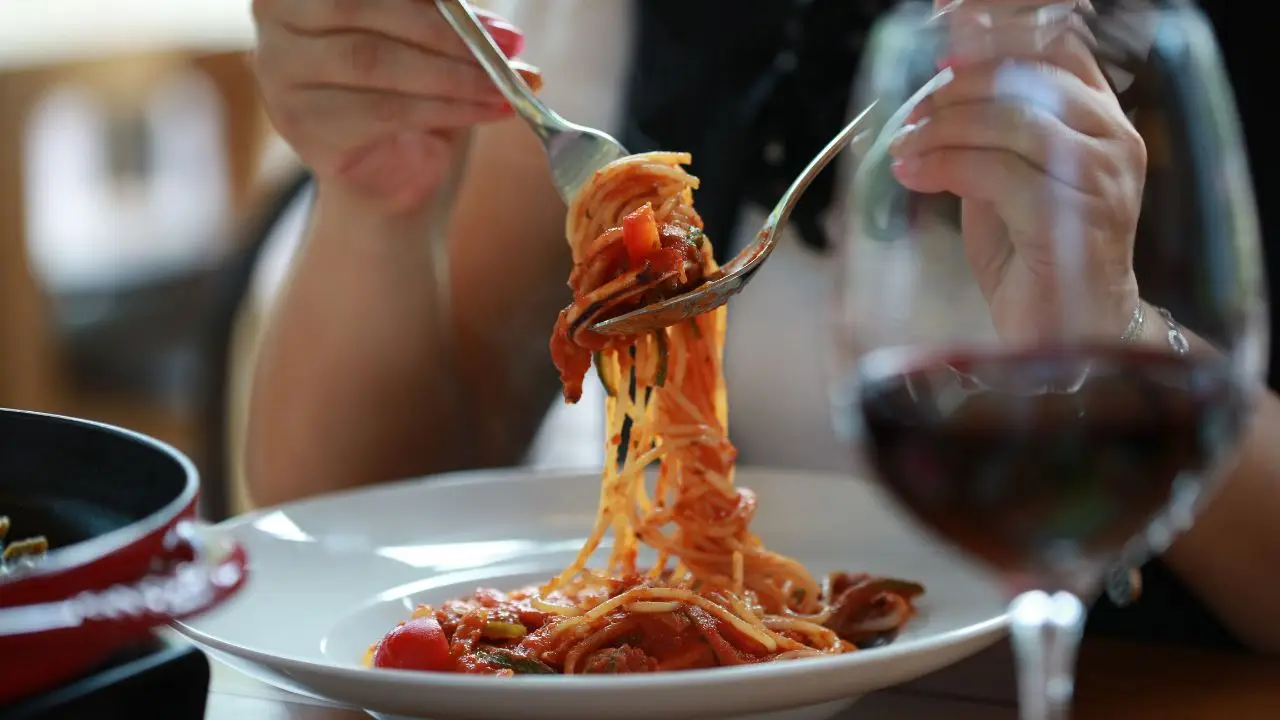 Pasta a cena, errore comune: ecco l’effetto sulla digestione e come evitarlo Pasta a cena, errore comune: ecco l’effetto sulla digestione e come evitarlo