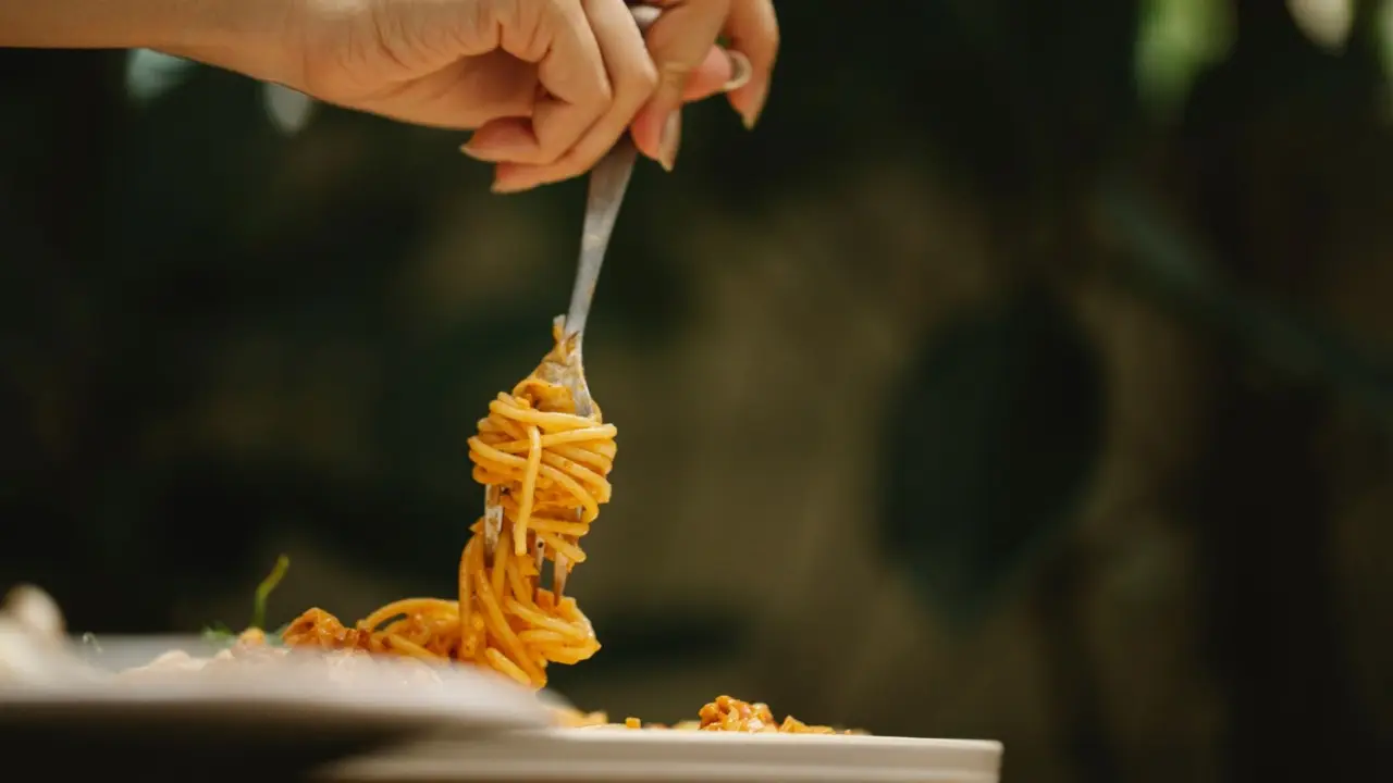 Pasta a cena, errore comune: ecco l’effetto sulla digestione e come evitarlo Pasta a cena, errore comune: ecco l’effetto sulla digestione e come evitarlo